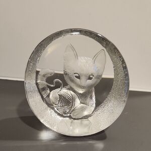 Mats Jonassan Sweden Crystal Cat Face with Yarn Paperweight